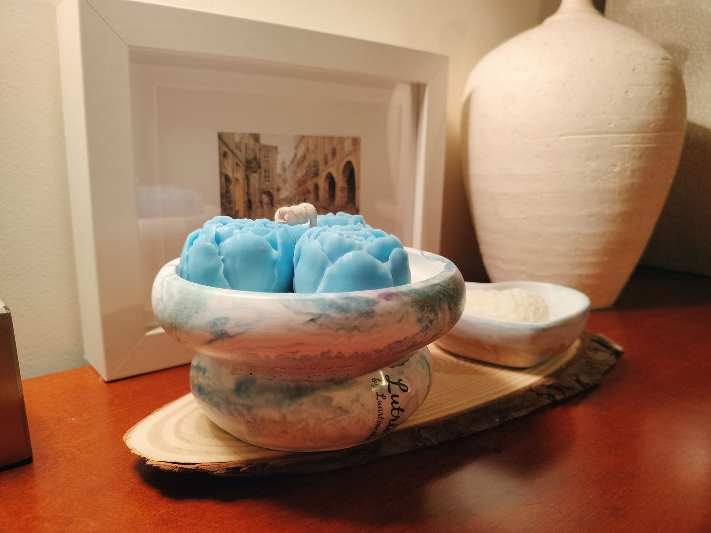 ✨ Lutrio: Onde a força do mármore encontra a delicadeza das rosas e a frescura da natureza.