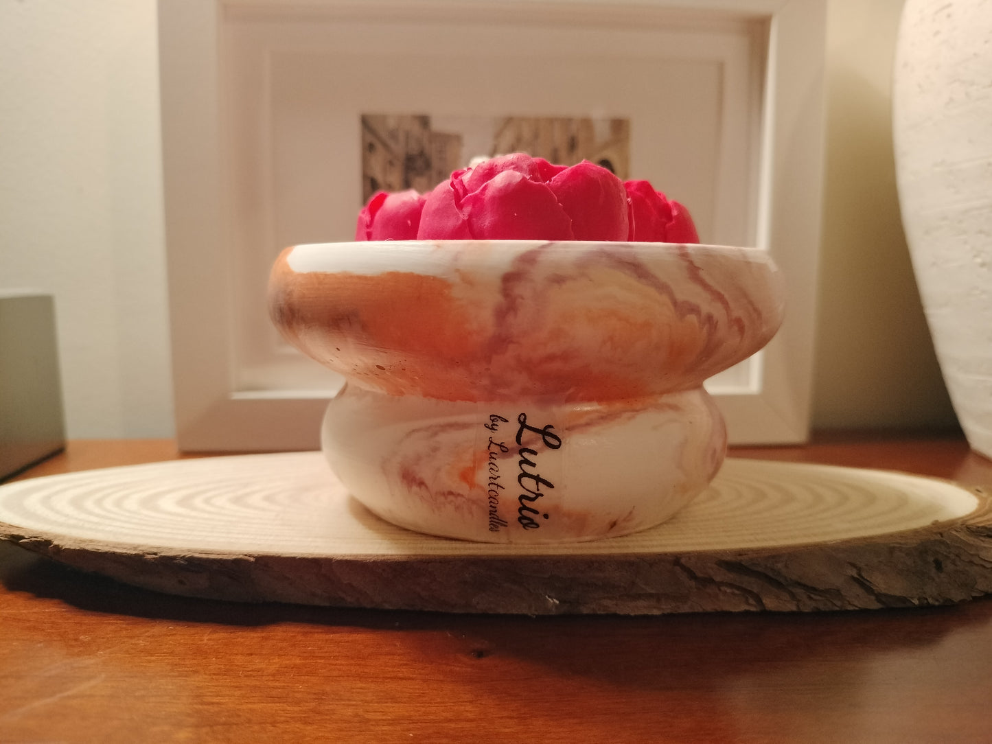 ✨ Lutrio: Onde a força do mármore encontra a delicadeza das rosas e a frescura da natureza.