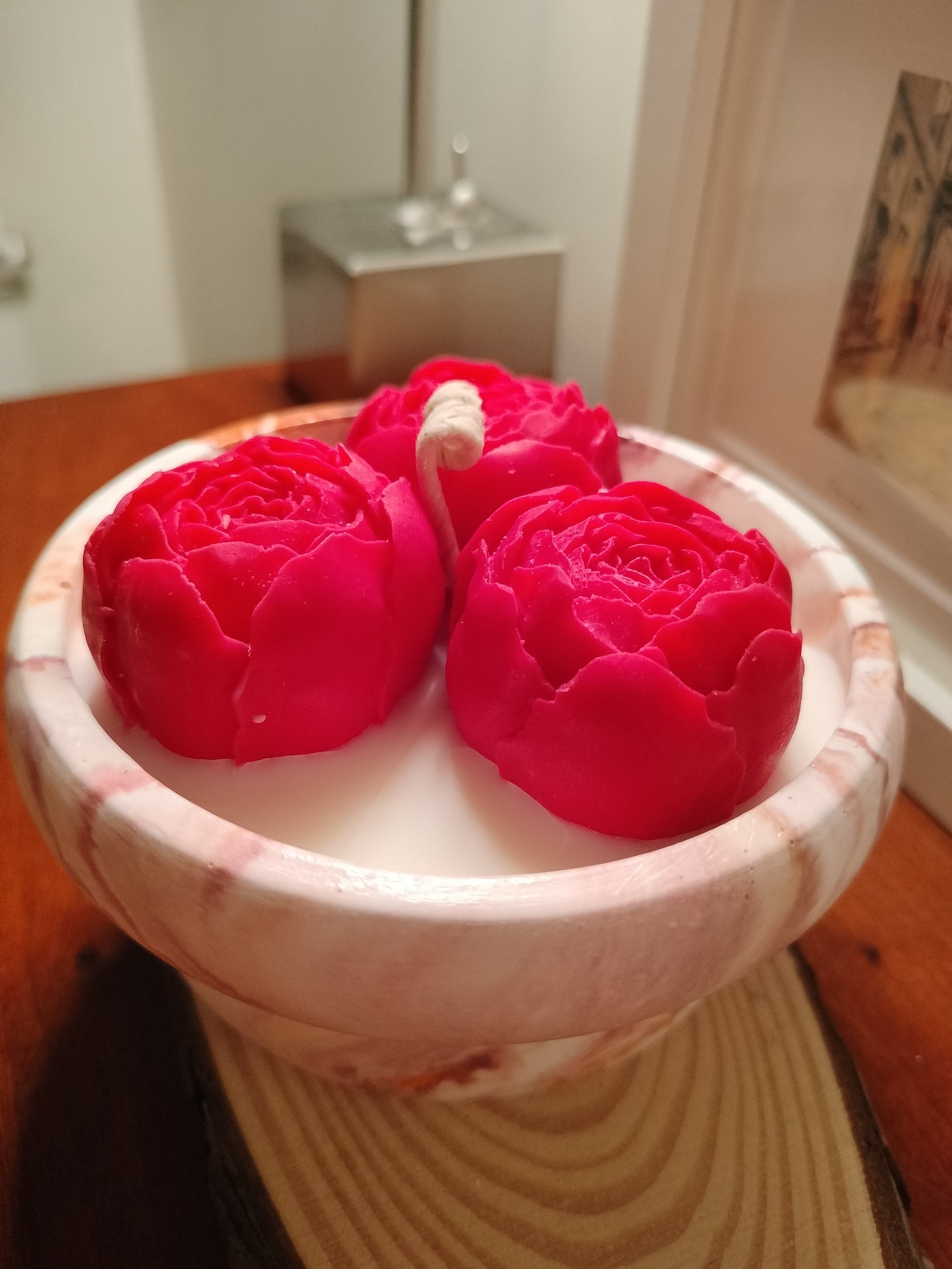 ✨ Lutrio: Onde a força do mármore encontra a delicadeza das rosas e a frescura da natureza.