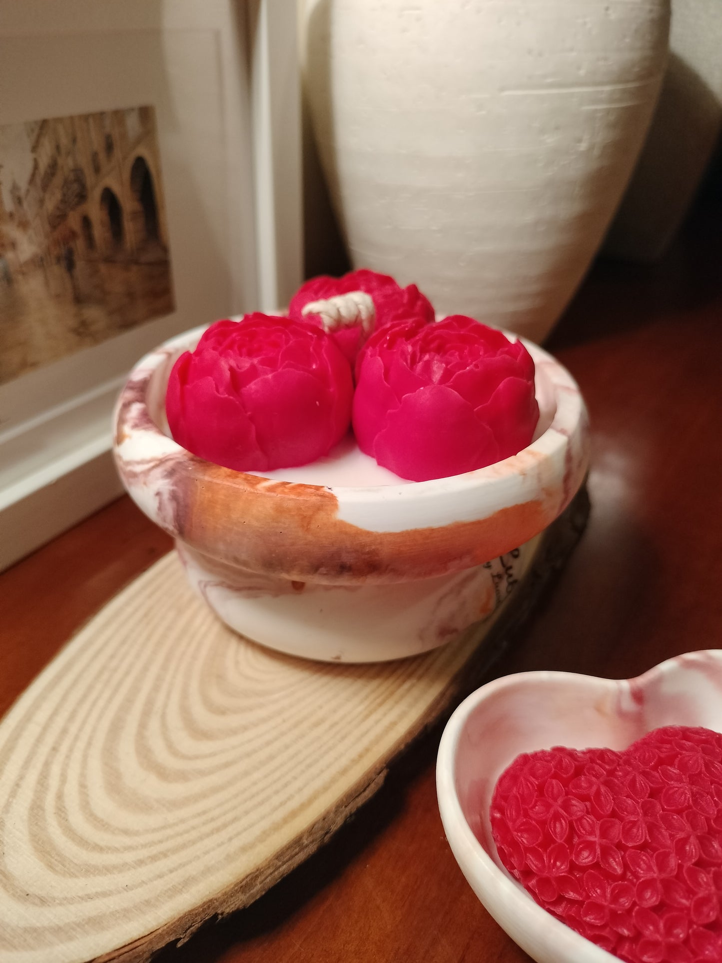 ✨ Lutrio: Onde a força do mármore encontra a delicadeza das rosas e a frescura da natureza.