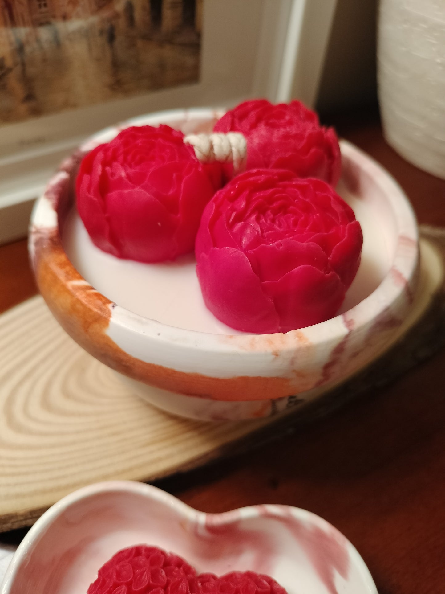 ✨ Lutrio: Onde a força do mármore encontra a delicadeza das rosas e a frescura da natureza.