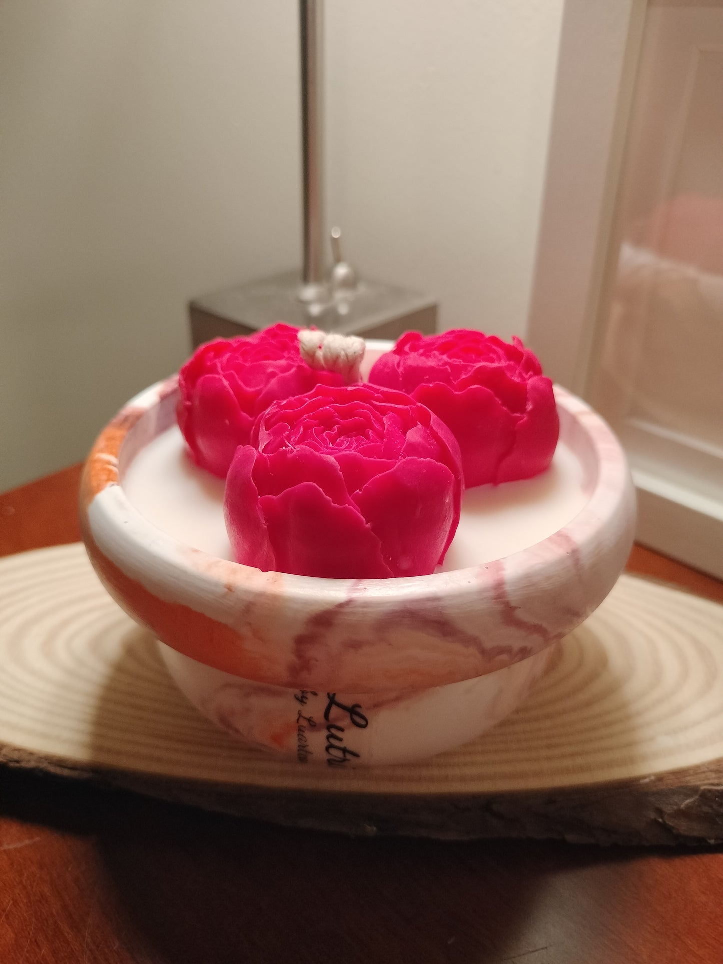 ✨ Lutrio: Onde a força do mármore encontra a delicadeza das rosas e a frescura da natureza.