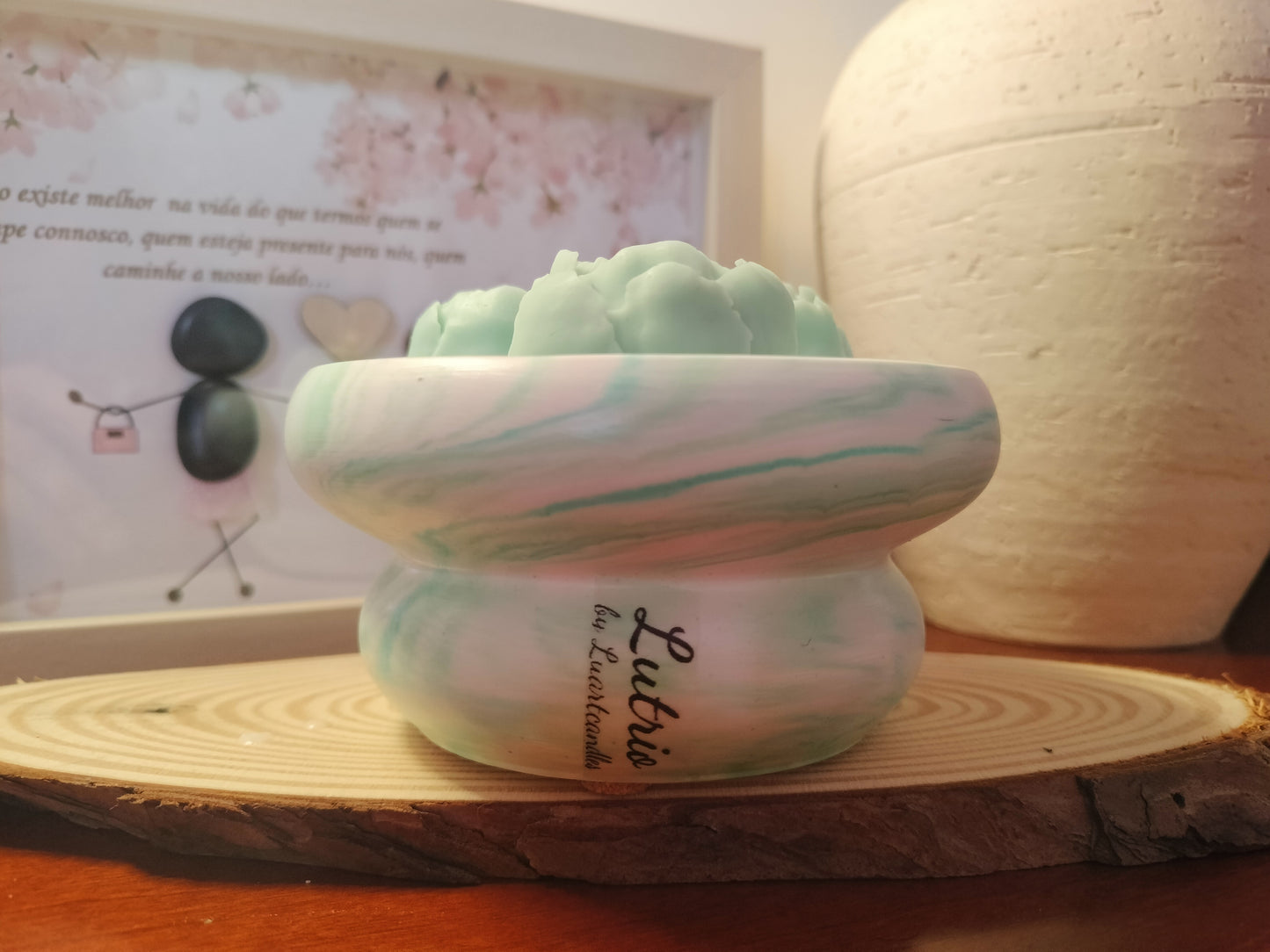 ✨ Lutrio: Onde a força do mármore encontra a delicadeza das rosas e a frescura da natureza.