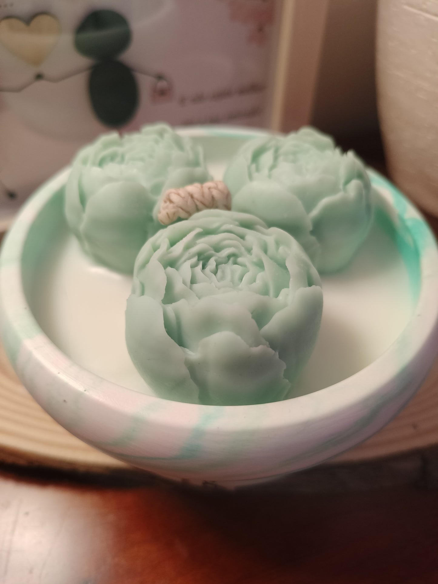 ✨ Lutrio: Onde a força do mármore encontra a delicadeza das rosas e a frescura da natureza.