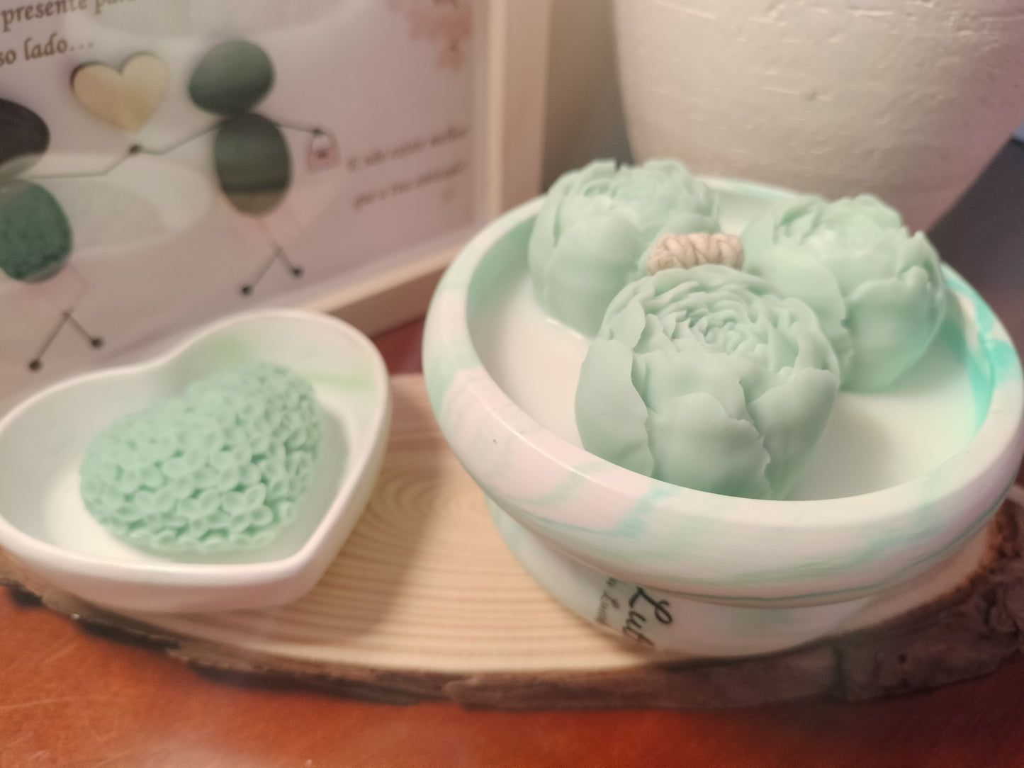 ✨ Lutrio: Onde a força do mármore encontra a delicadeza das rosas e a frescura da natureza.