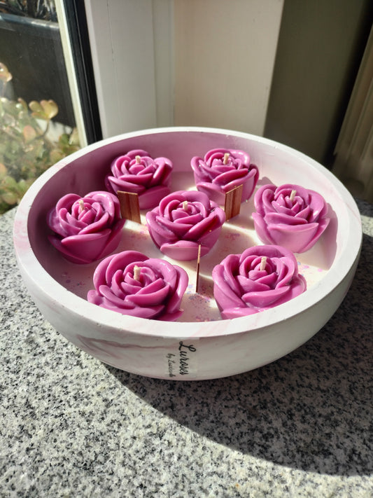 Luroses- Uma peça majestosa de 21cm com 600g de cera vegetal e 7 rosas esculpidas à mão